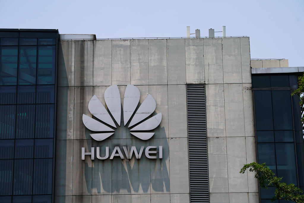 Japanese telcos delay launch of Huawei phones